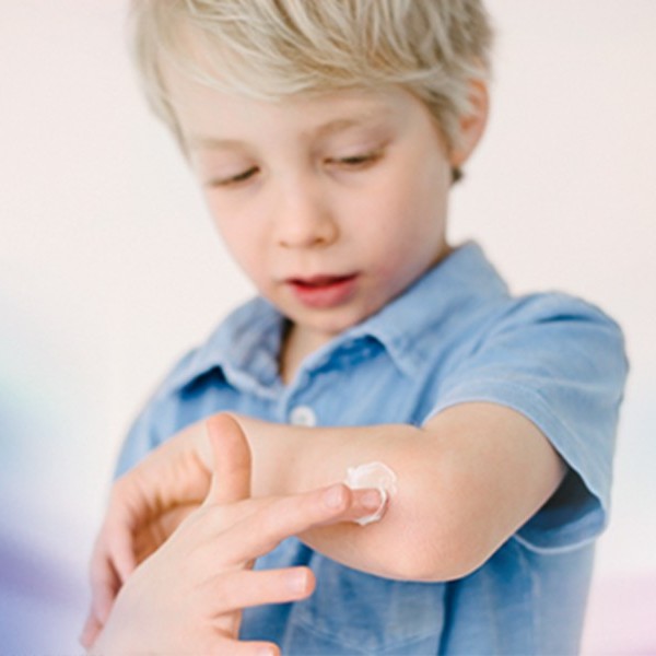 Mi hijo sufre de dermatitis atópica, ¿qué hago?